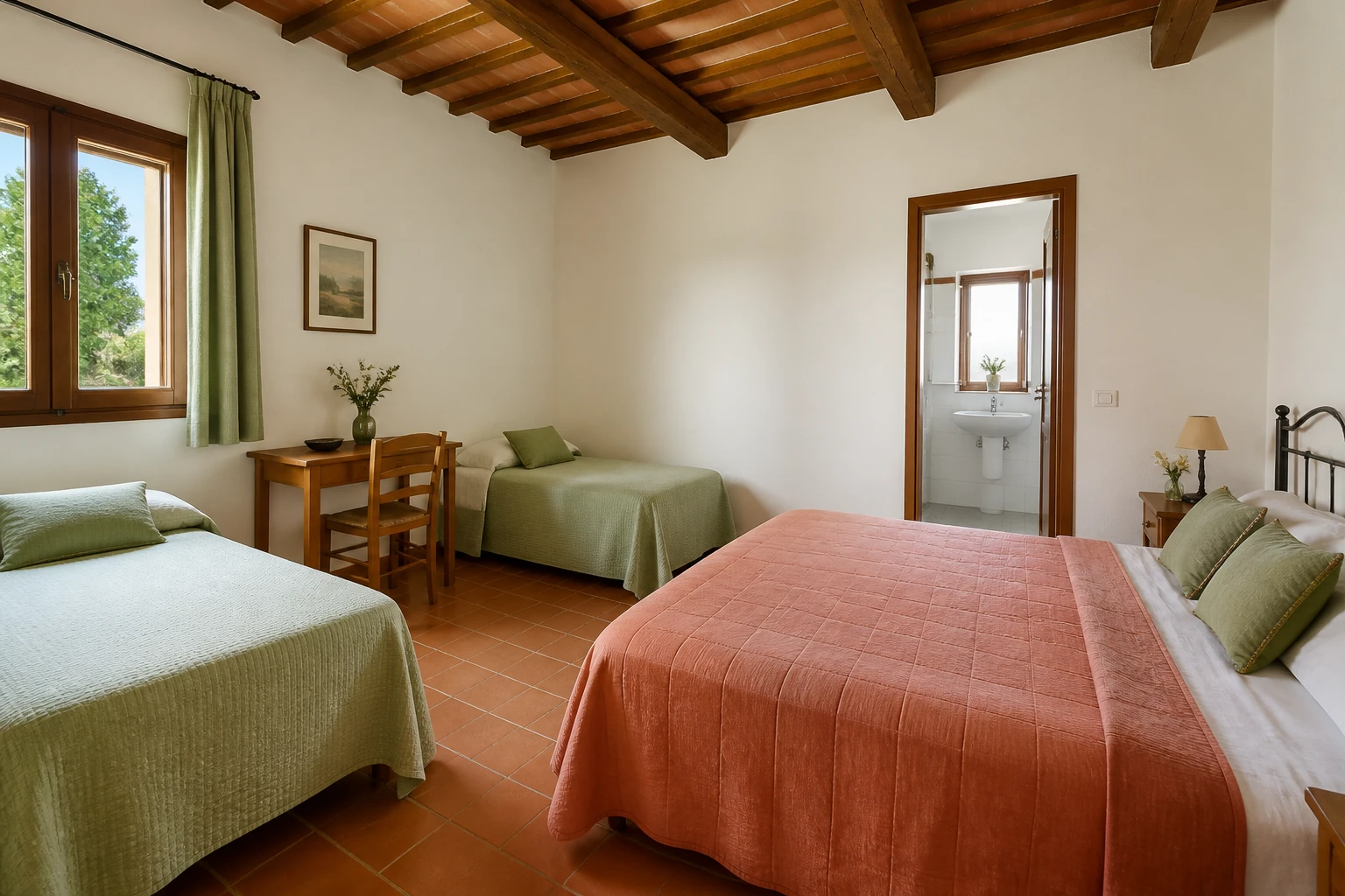 Camera familiare Aia Chiara con letto matrimoniale, due letti singoli e travi in legno a vista.