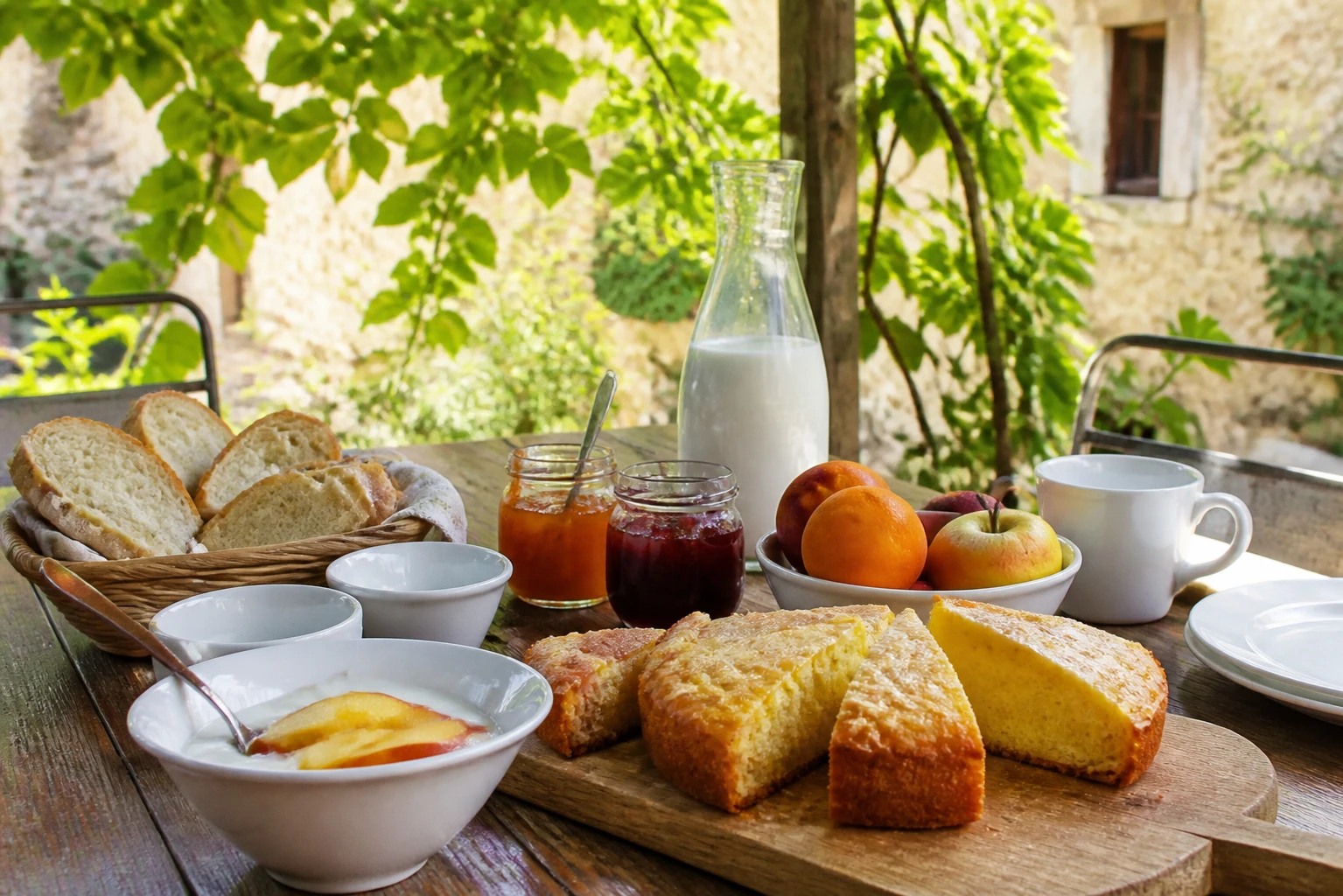 Pane, torta, yogurt, frutta e confetture della colazione