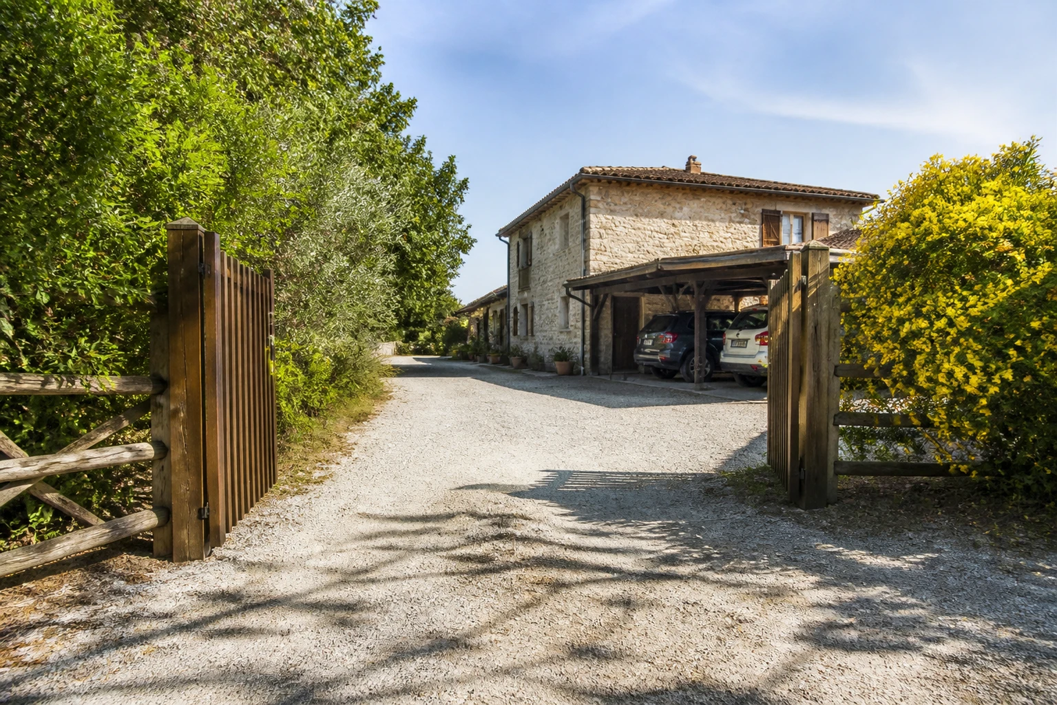 Ingresso carrabile e parcheggio vicino alla struttura
