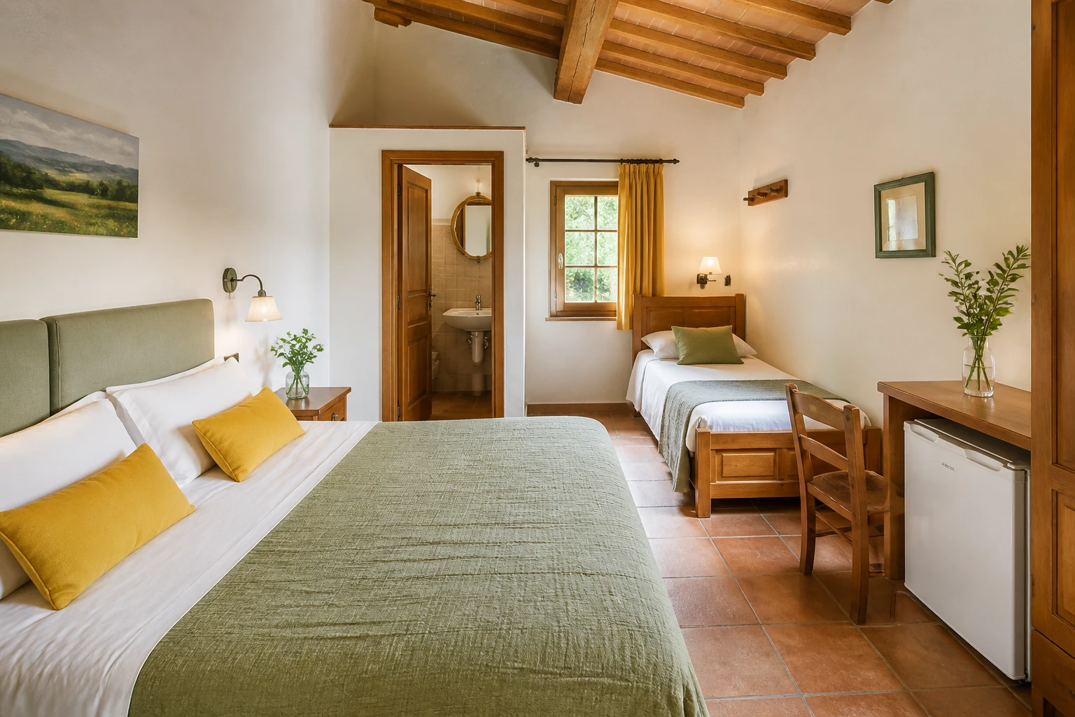 Camera Tripla Aia Chiara con letto matrimoniale, letto singolo e travi in legno.