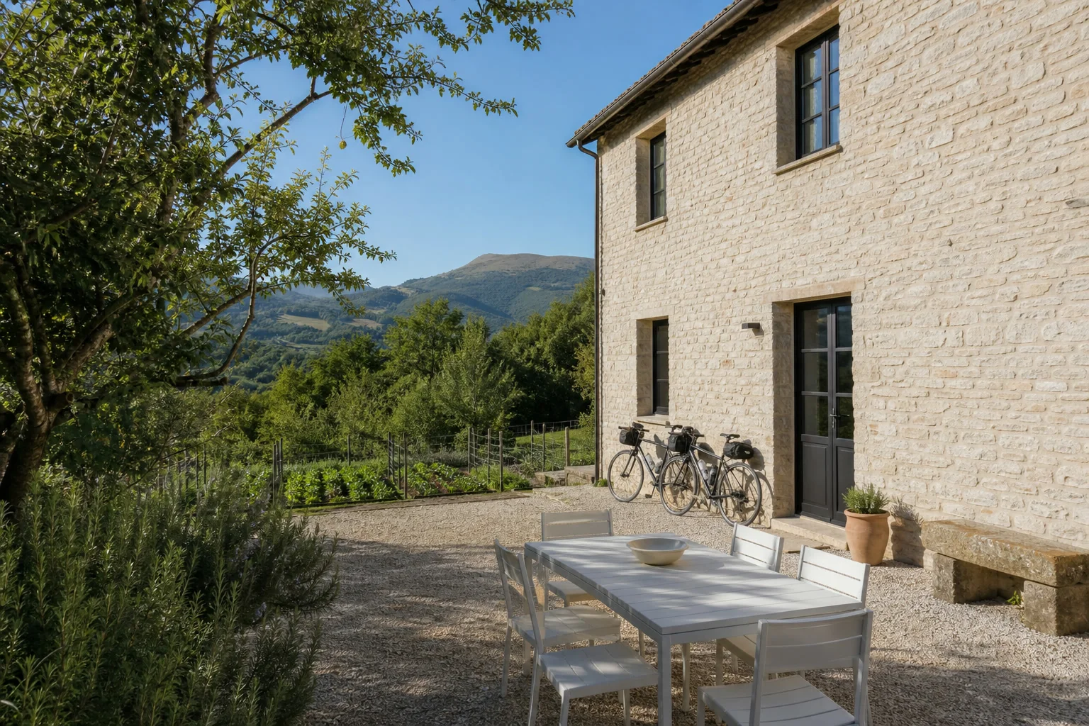 Corte di Casa Lieve con tavolo, biciclette e orto