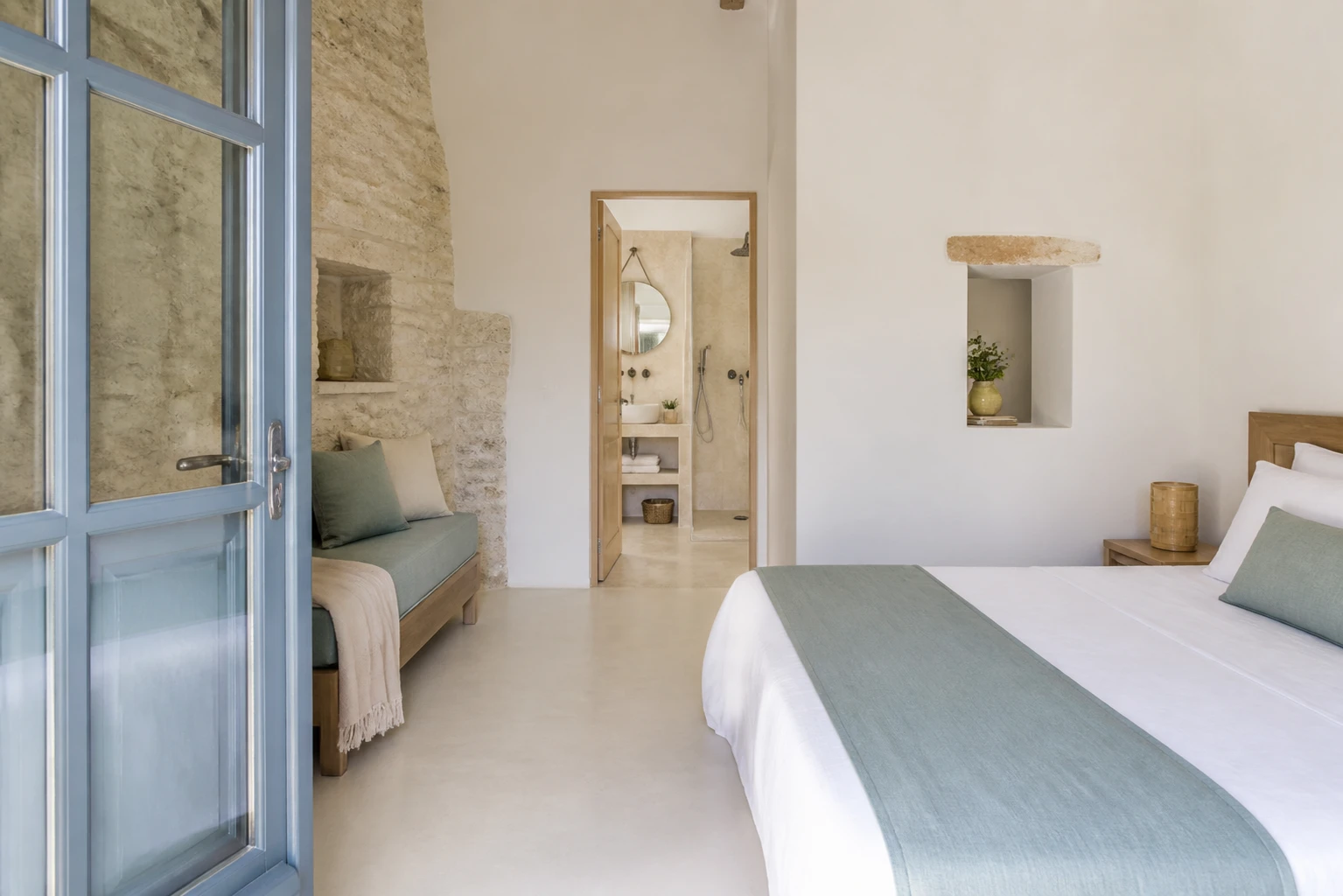 Camera Corte con letto matrimoniale e zona lavabo adiacente.