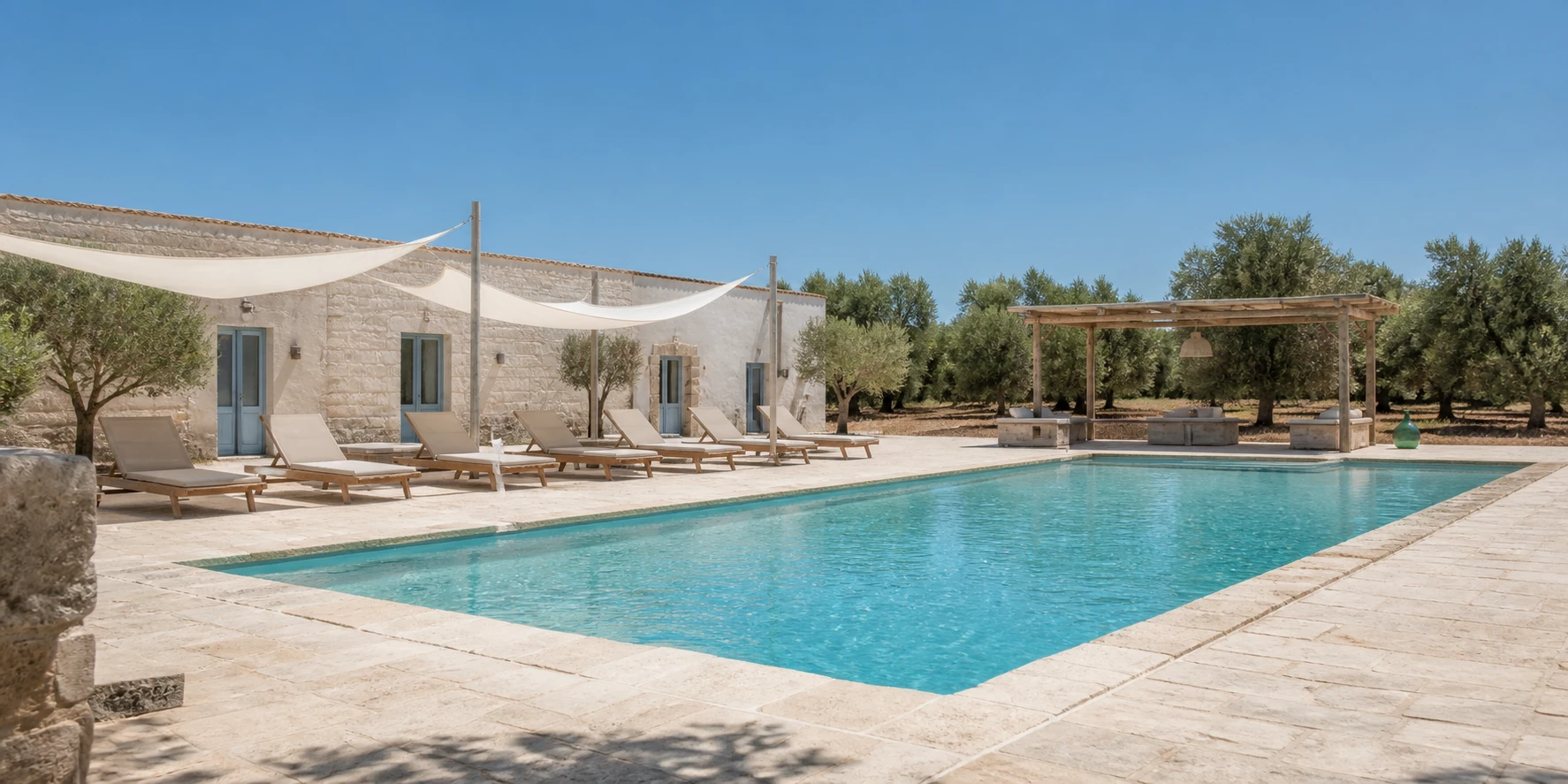 Piscina tra la masseria e l'uliveto