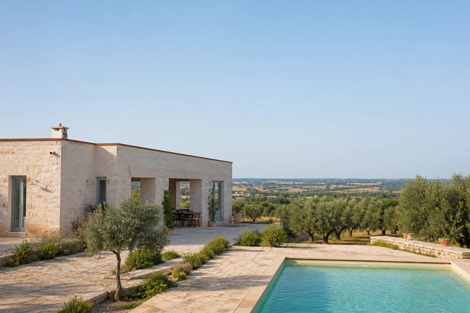 Masseria in pietra con piscina e uliveto nella campagna di Ostuni
