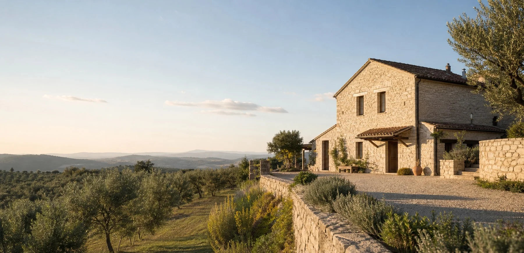 Casale in pietra di Podere Selva Chiara affacciato su ulivi e colline umbre