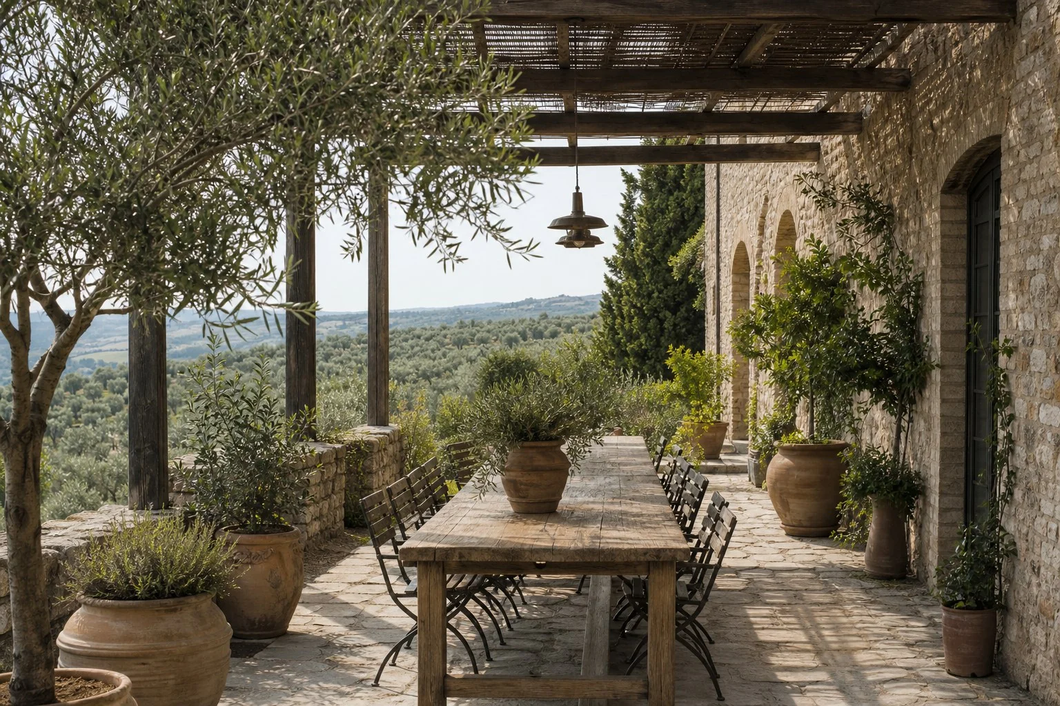 Corte in pietra con pergola e tavolo in legno dell'agriturismo