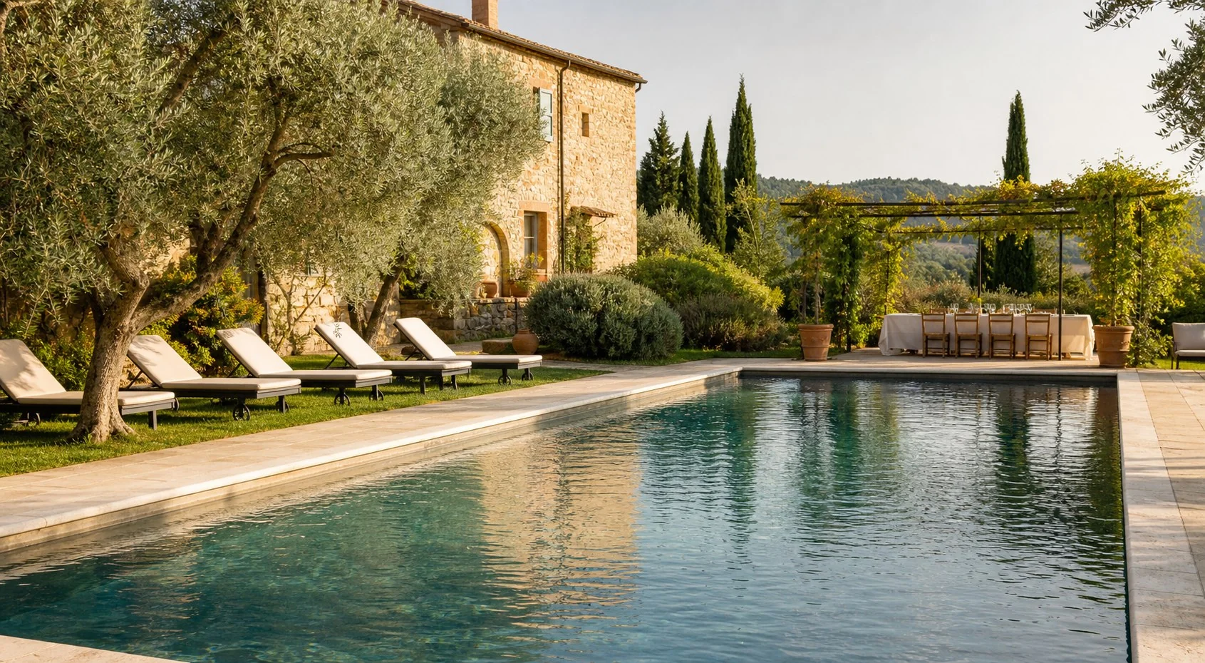 Piscina tra gli ulivi e area per piccoli eventi accanto al casale