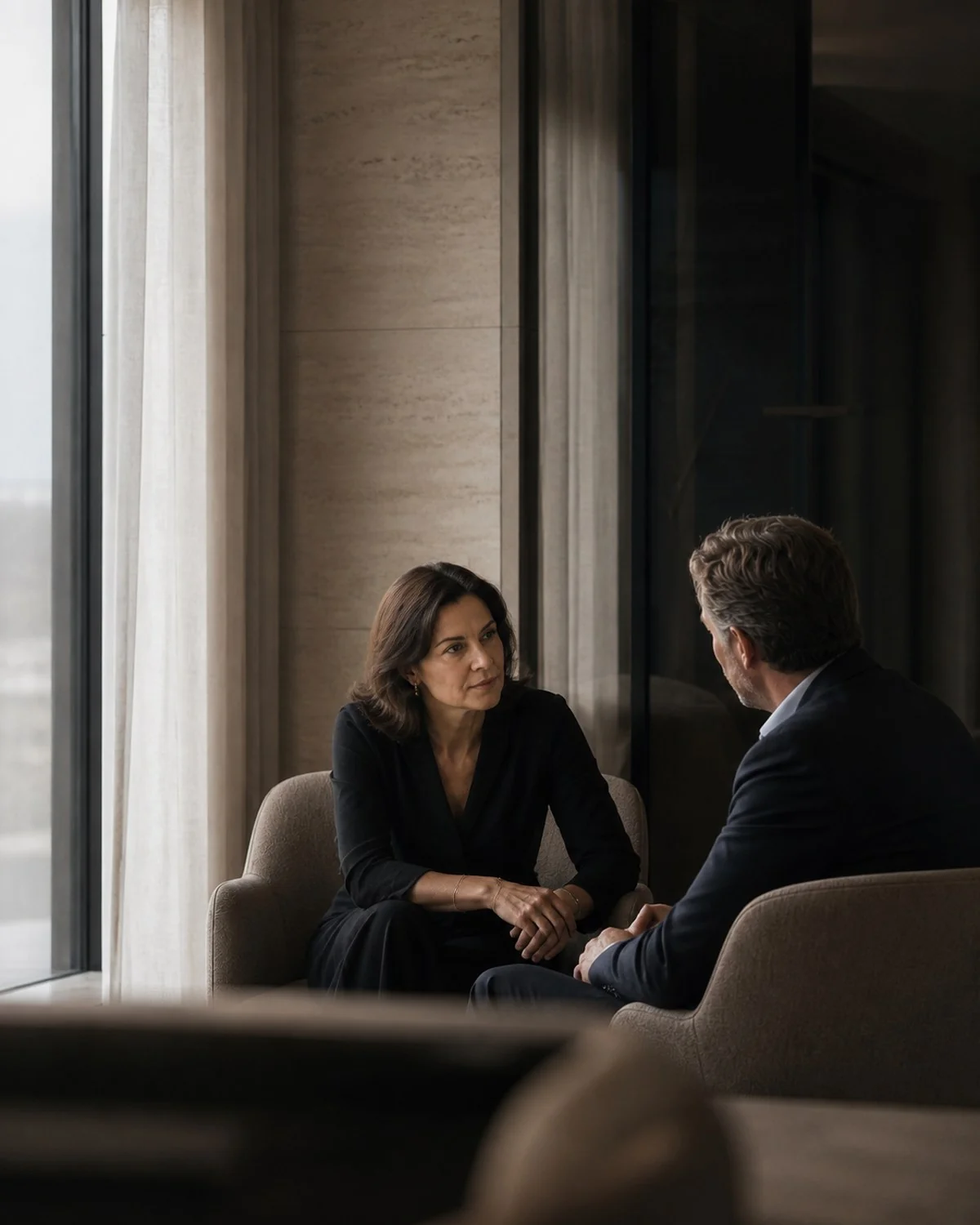 Partner di uno studio legale premium durante un confronto con il cliente