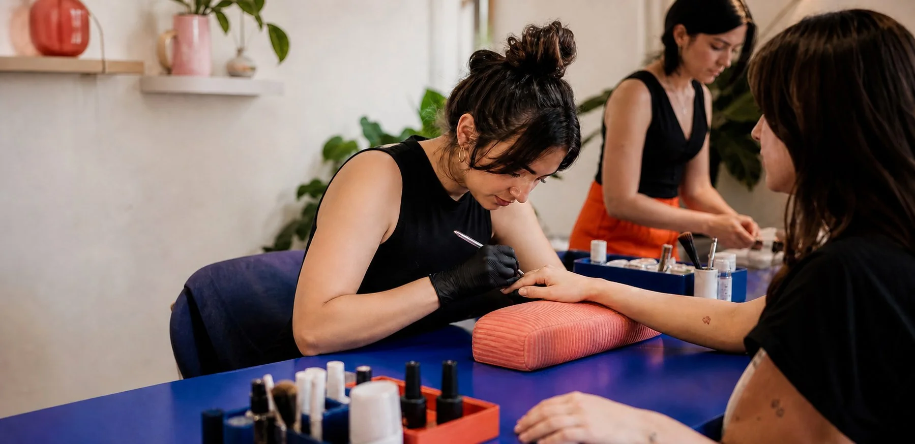 Professioniste di Pop Beauty Room durante un trattamento nails