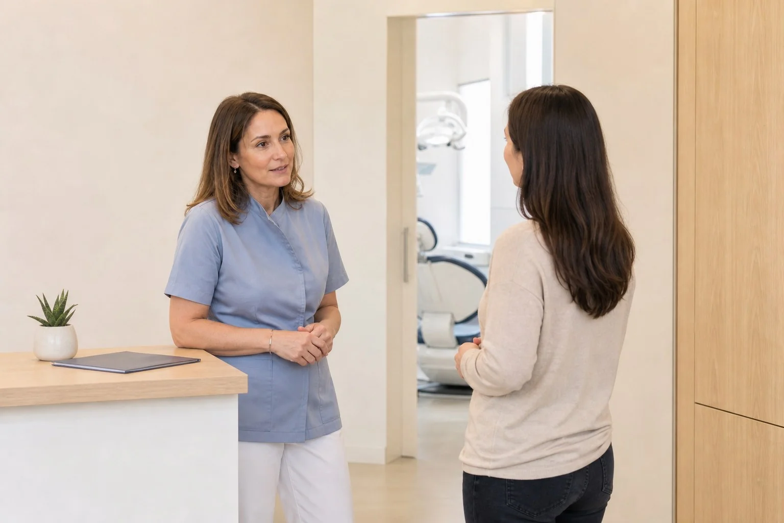 Odontoiatra che accoglie una paziente nello studio