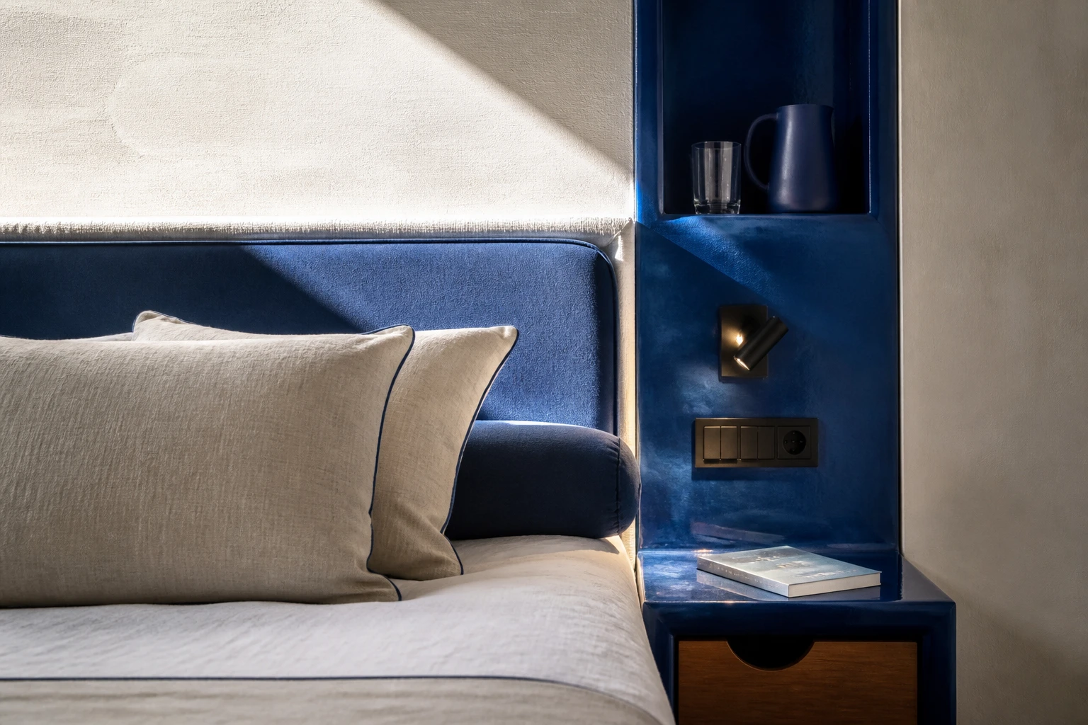 Letto e dettagli della camera Blu 04