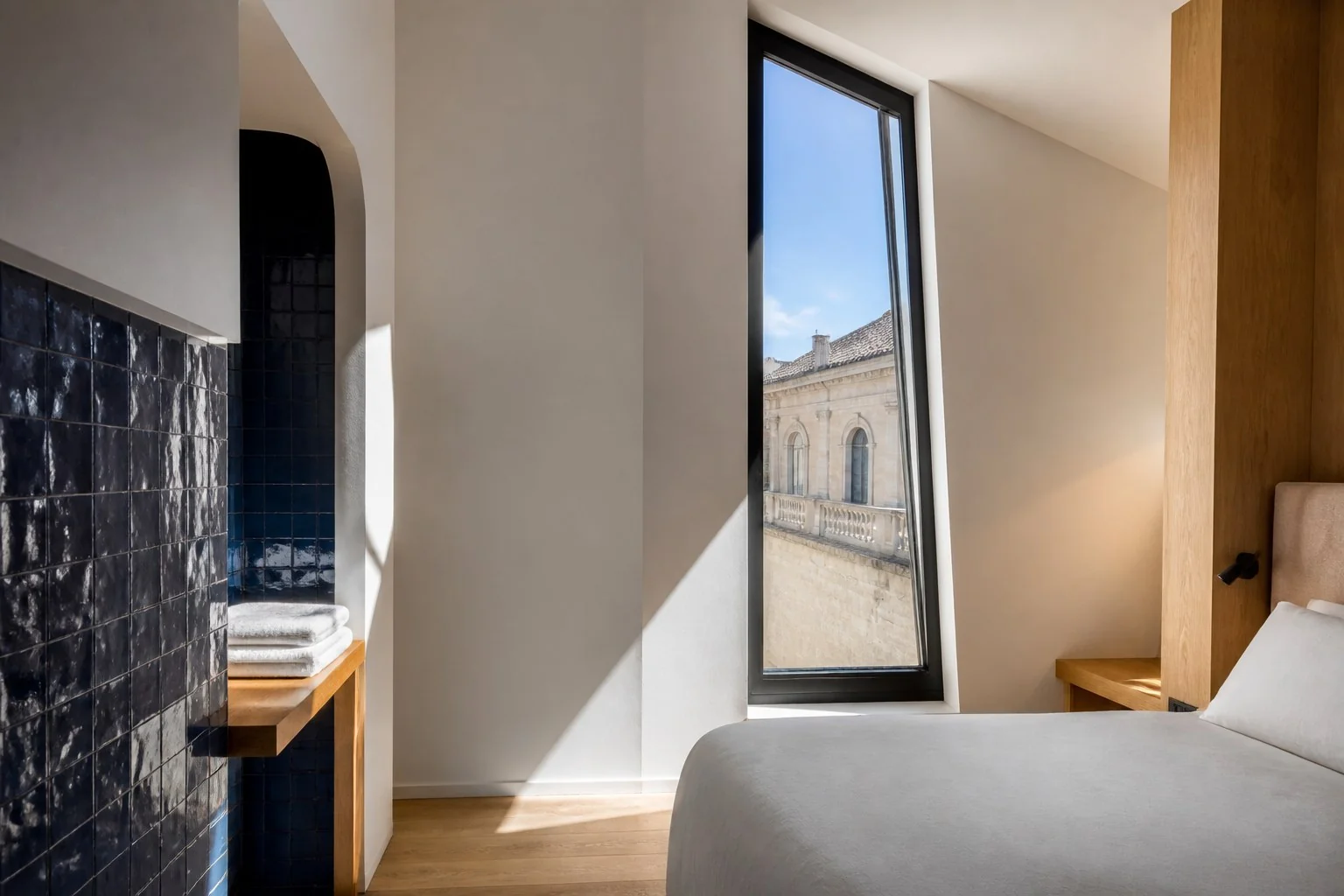 Camera con letto matrimoniale e finestra sulla città