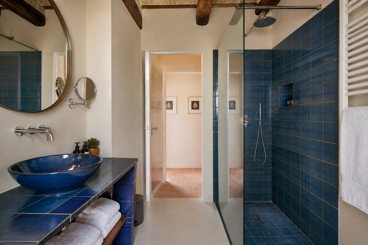 Bagno privato di Blu 04 con doccia e ceramiche blu