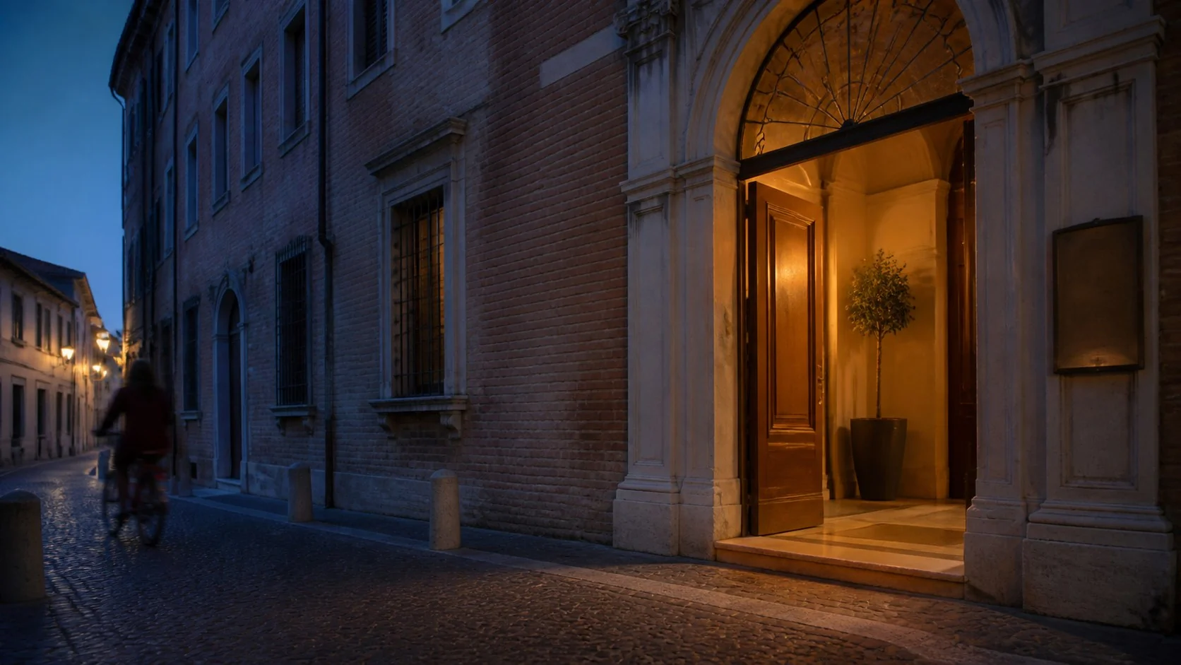Ingresso illuminato della dimora su una tranquilla strada di Ferrara al crepuscolo