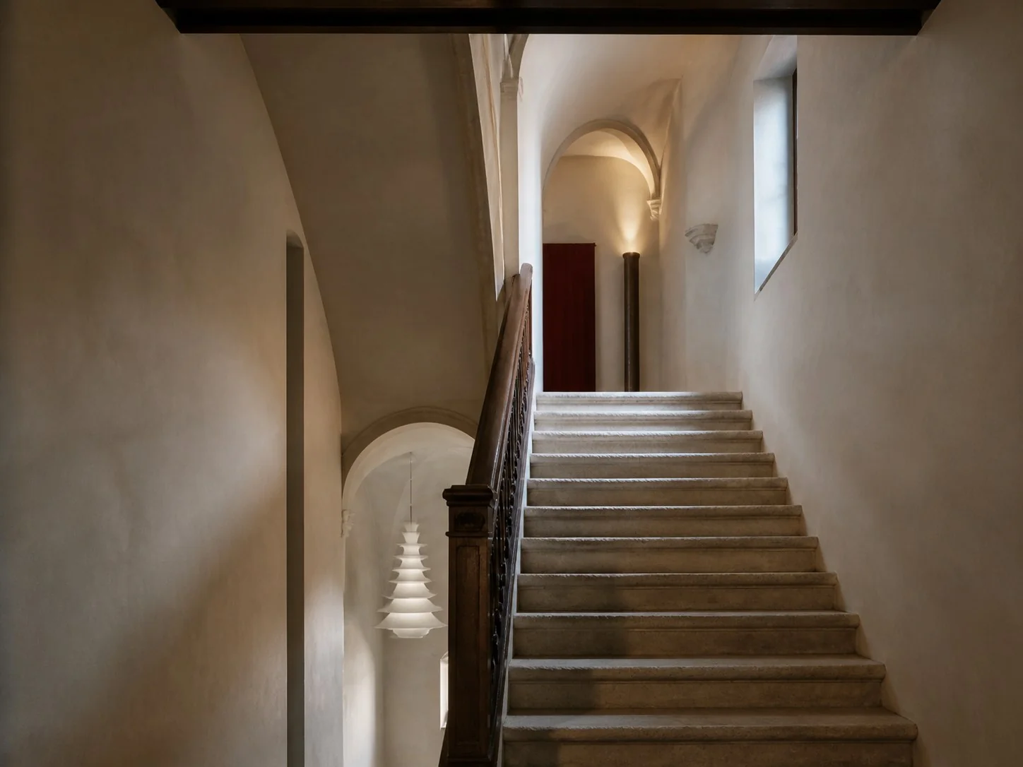 Scala storica della dimora con volte e corrimano in legno