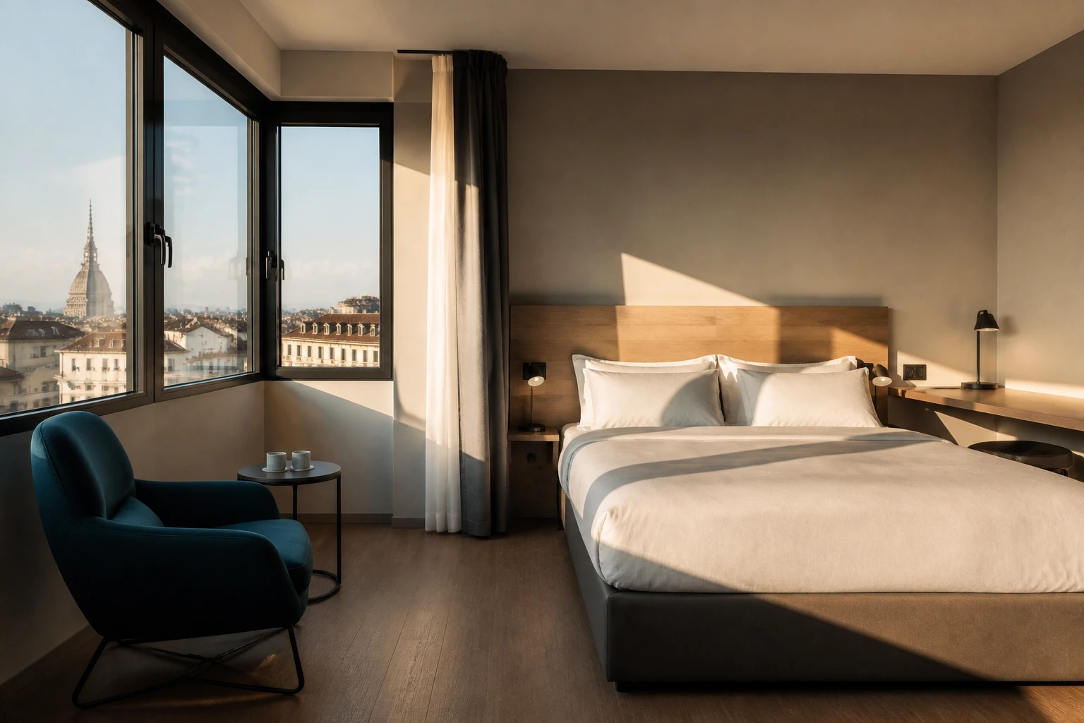 City Room vista dalle finestre verso il letto e la scrivania