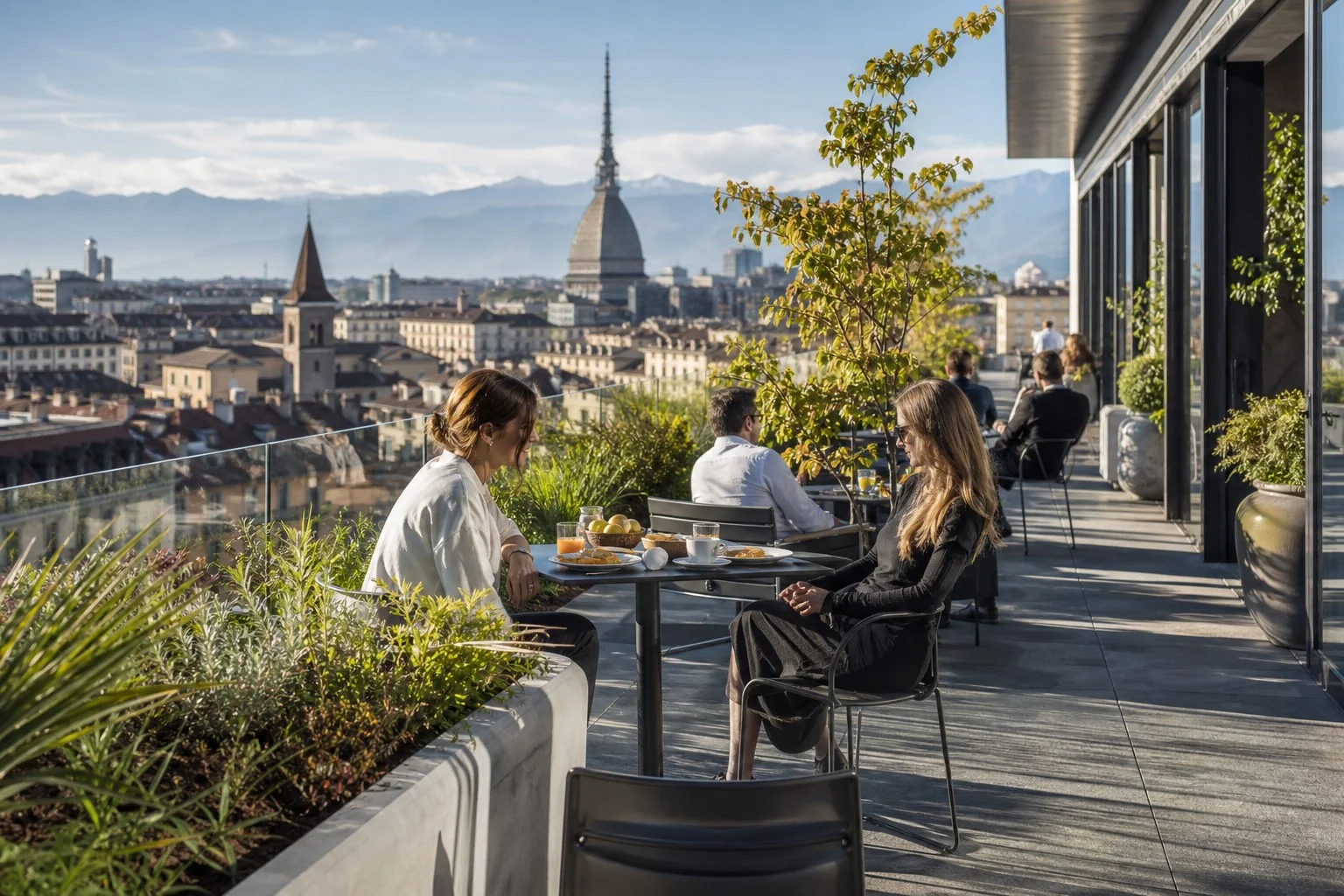 Terrazza panoramica dell'hotel arredata per gli ospiti