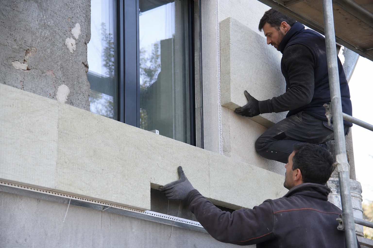 Posa del cappotto intorno a un serramento
