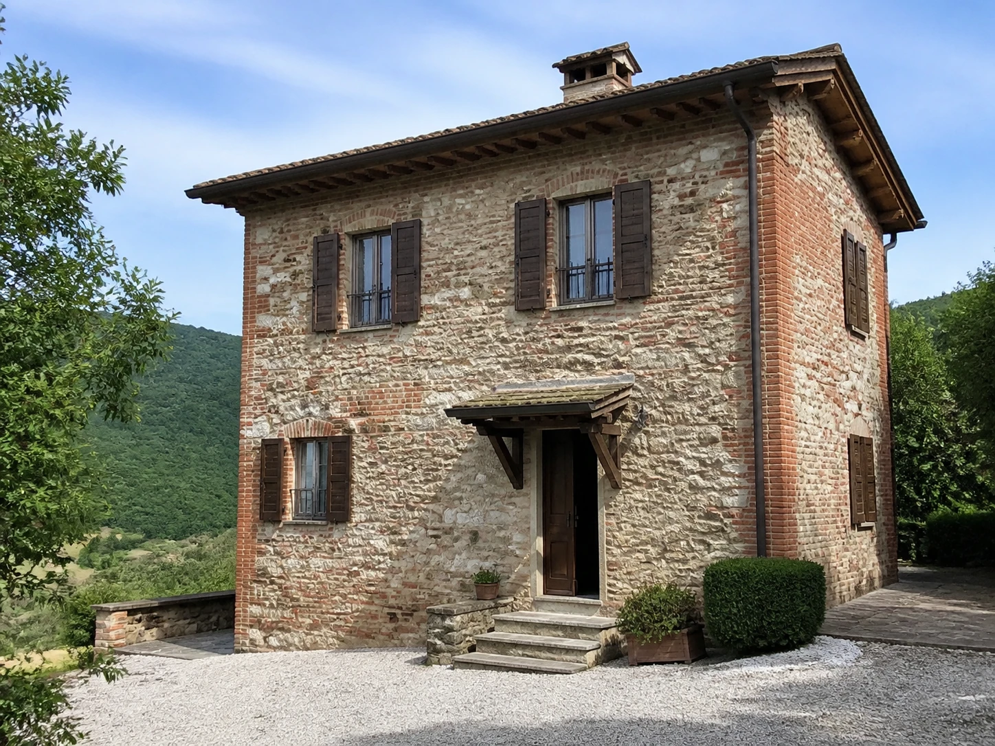 Casale in pietra e mattoni recuperato a Castelvetro