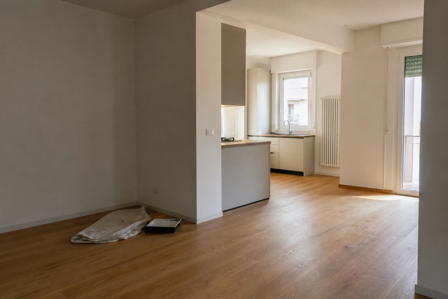 Appartamento ristrutturato con pavimento in rovere e cucina completata