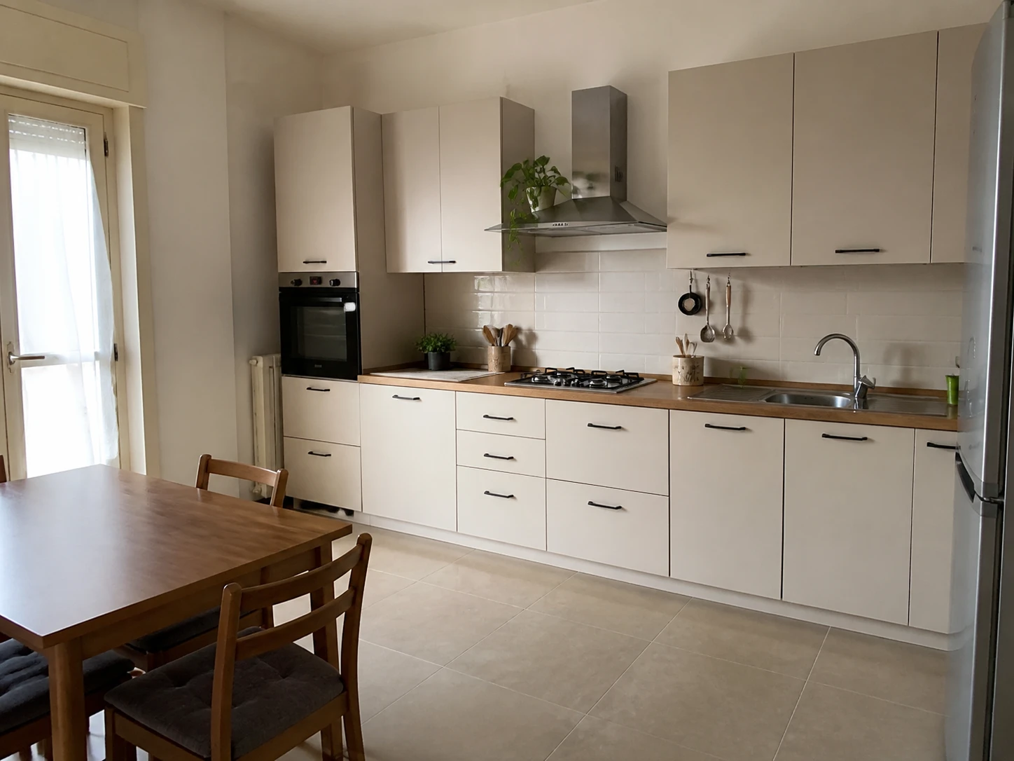 Cucina ristrutturata in appartamento a Modena