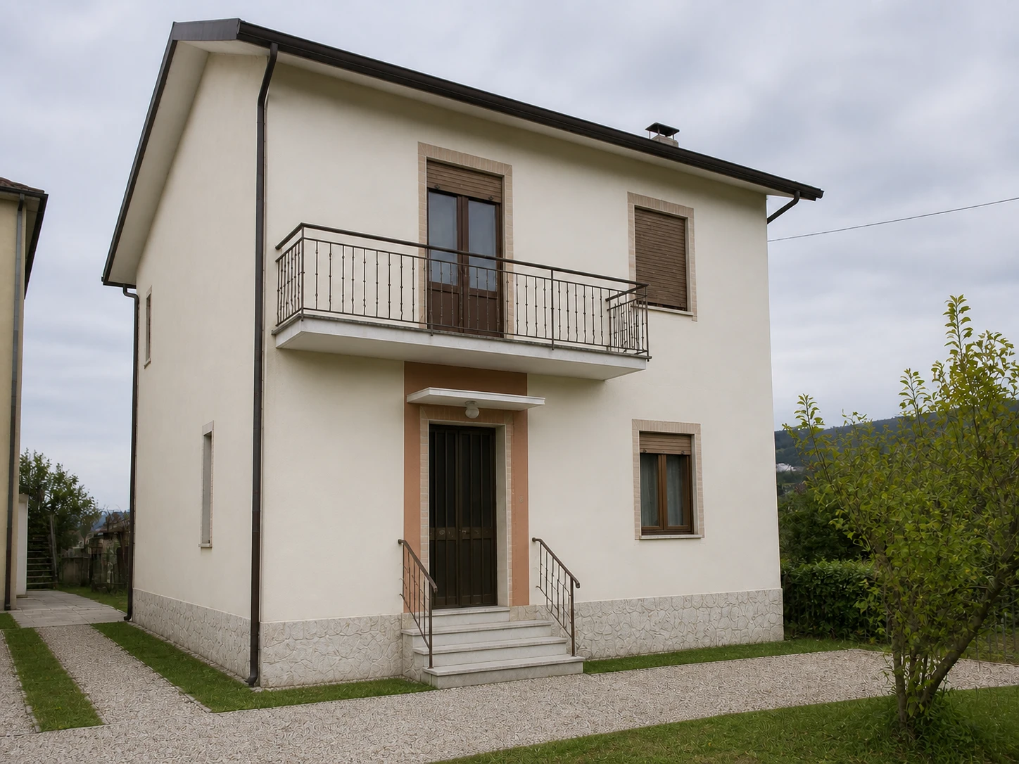 La stessa casa dopo il ripristino esterno