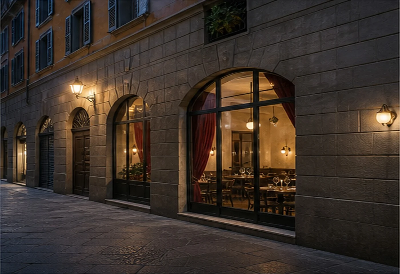 Esterno serale del ristorante con vetrate illuminate