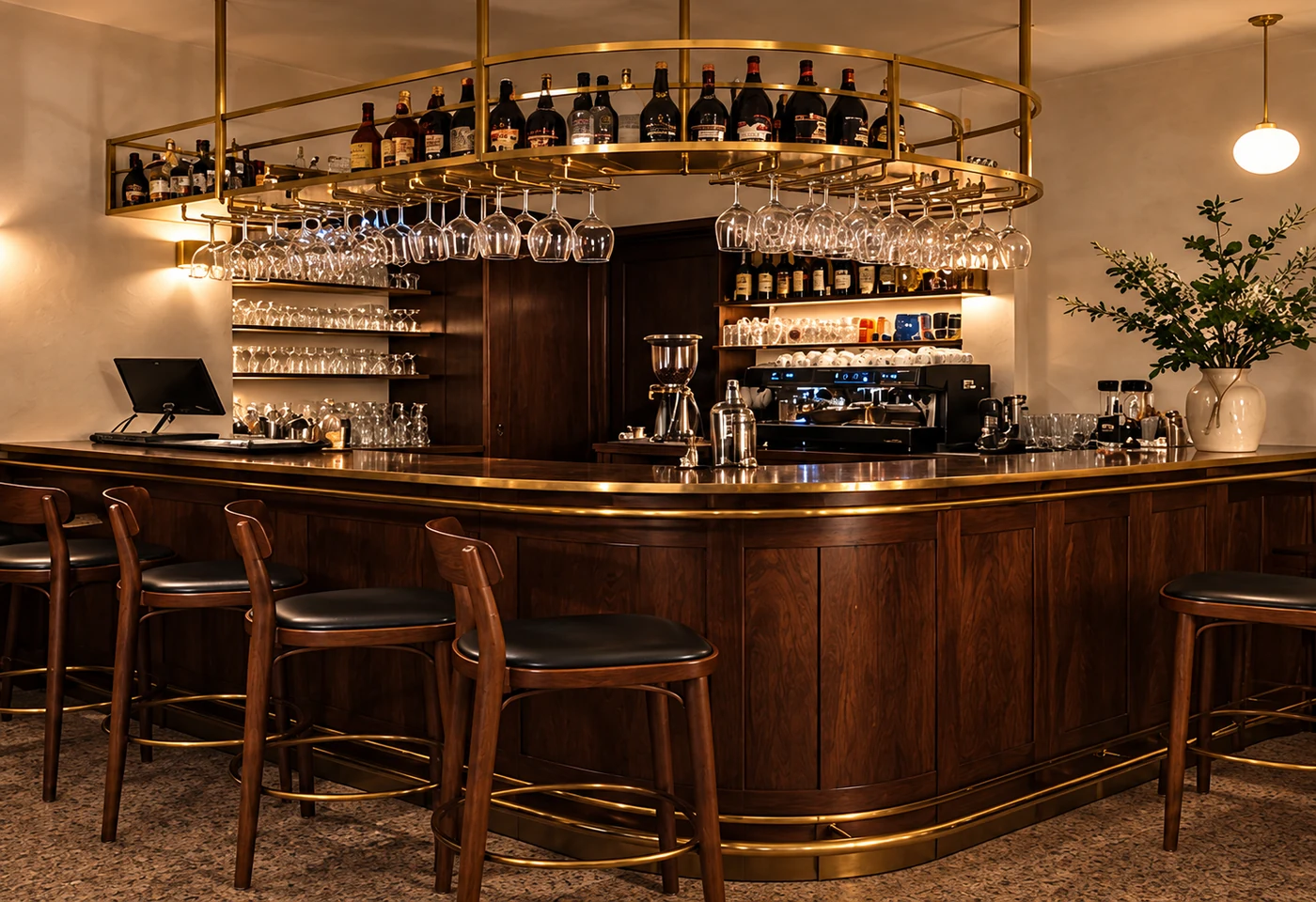 Bancone in noce e ottone del ristorante