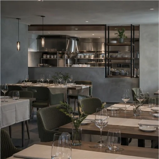 Tavolo raccolto nella sala del Ristorante Riva preparato per una cena di coppia