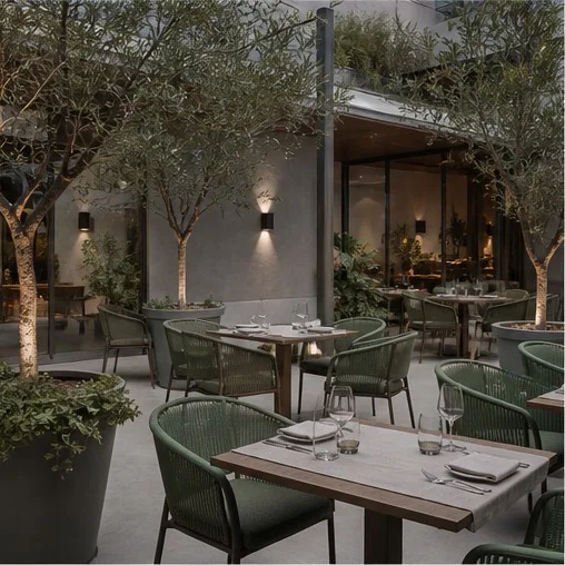 Tavoli all'aperto del Ristorante Riva tra gli ulivi