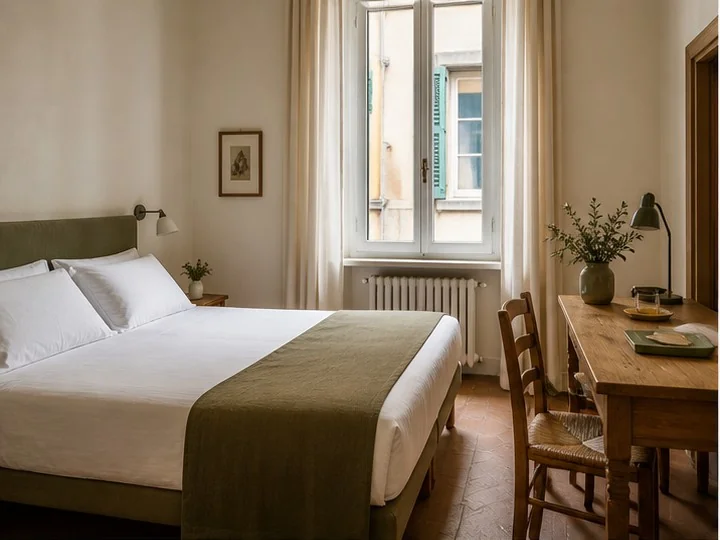 Camera luminosa con letto matrimoniale e tavolo in legno