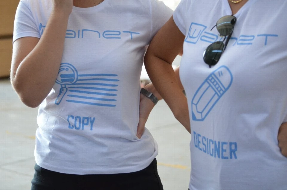 Due componenti del team WAINET con magliette Copy e Designer