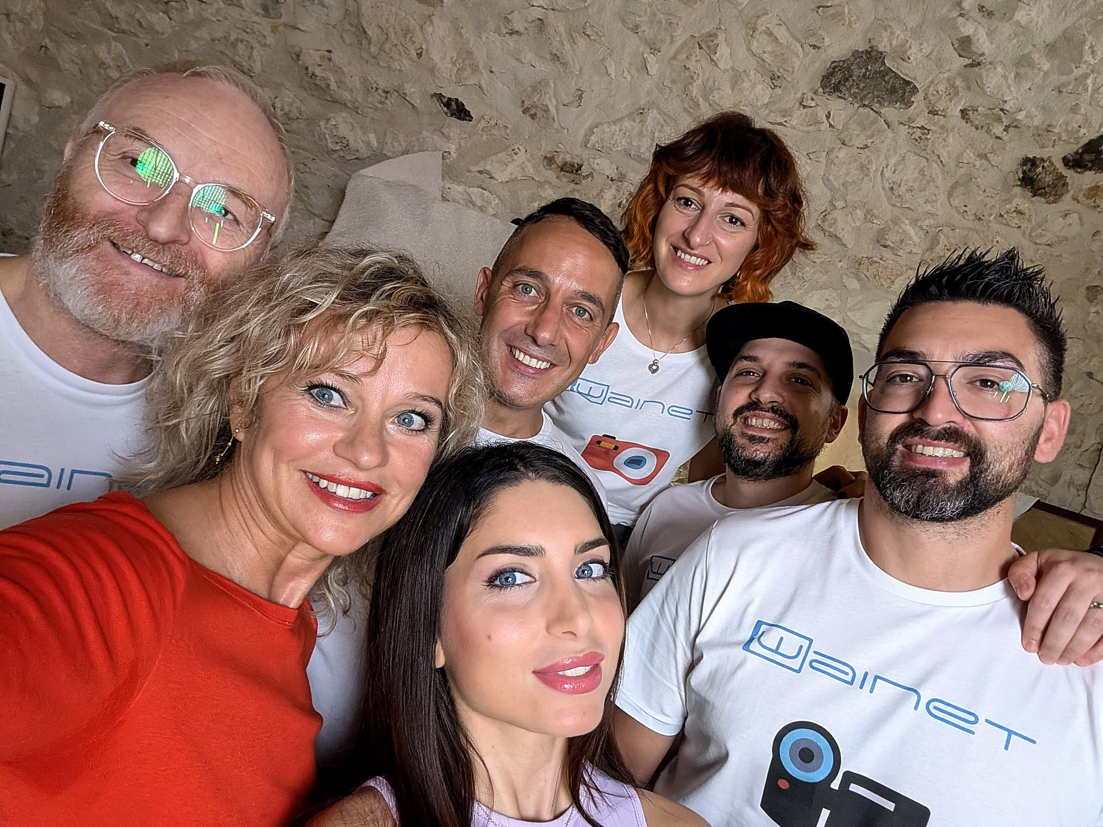Persone del team WAINET riunite durante un evento