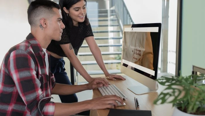 Professionisti durante una Consulenza sul Sito Web del ristorante La Tacchinella