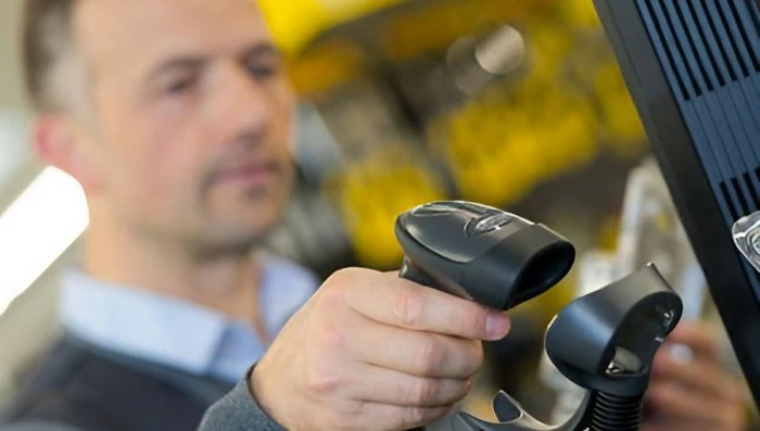 Addetto utilizza uno scanner barcode collegato a un Software aziendale