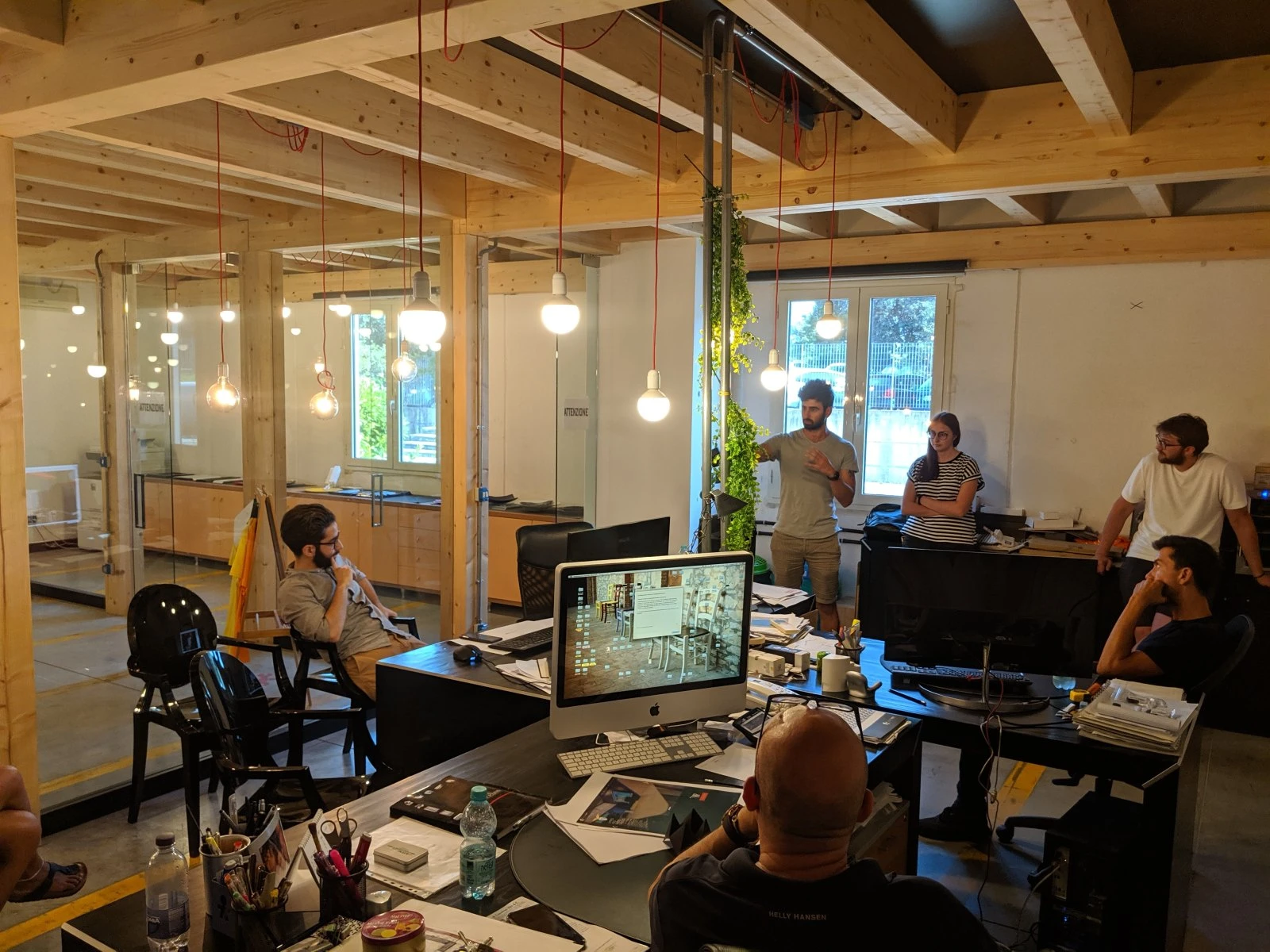 Team WAINET durante una riunione di progettazione