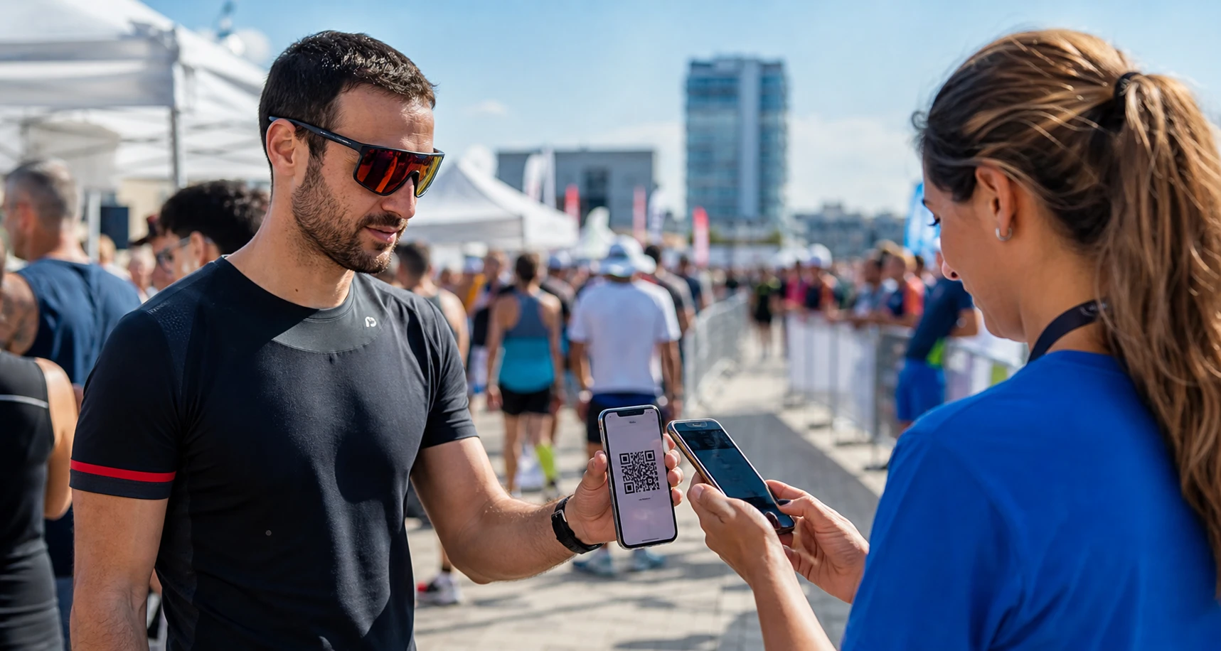 Atleta che mostra il pass QR allo staff prima della gara