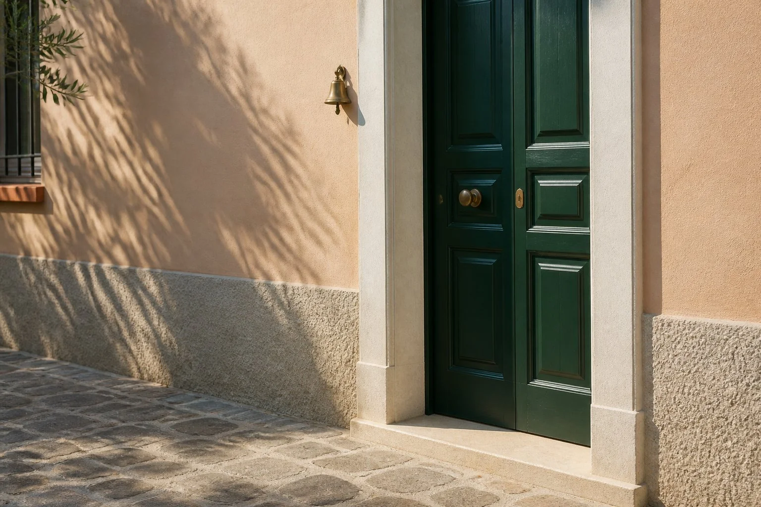 Ingresso restaurato di una casa in provincia di Modena
